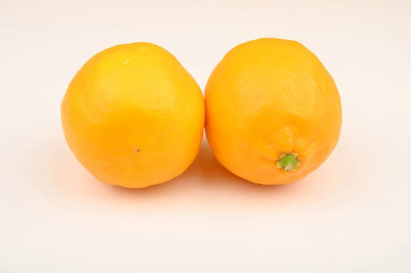 Два спелых желтых лимона на белом фоне. Закрыть . — стоковое фото