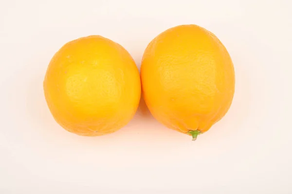 Два спелых желтых лимона на белом фоне. Закрыть . — стоковое фото