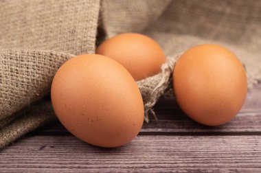 Kaba ev yapımı kumaşa karşı tavuk yumurtası. Ev yapımı hazırlıklar, köy yemekleri. Kapat.