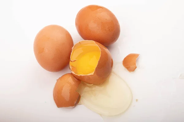 Разбитое Куриное Яйцо Яйца Разбросаны Белом Фоне Закрыть — стоковое фото