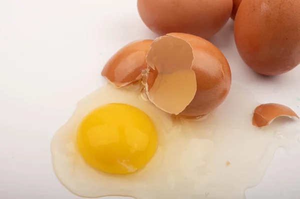 Uovo Pollo Rotto Diverse Uova Sfondo Bianco Vicino — Foto Stock