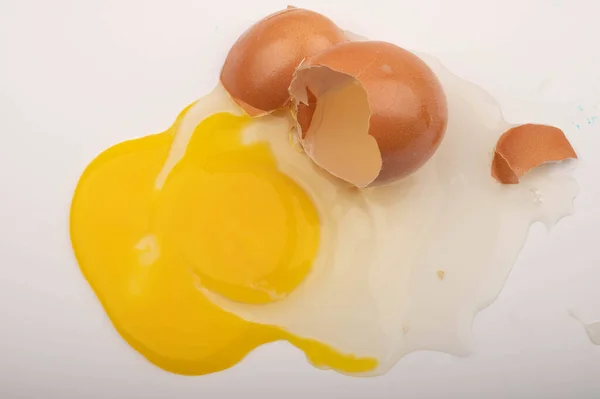 Huevo Gallina Roto Huevos Esparcidos Sobre Fondo Blanco Cerca — Foto de Stock