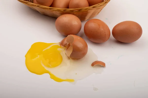 Разбитое Куриное Яйцо Разбросанные Яйца Белом Фоне Закрыть — стоковое фото