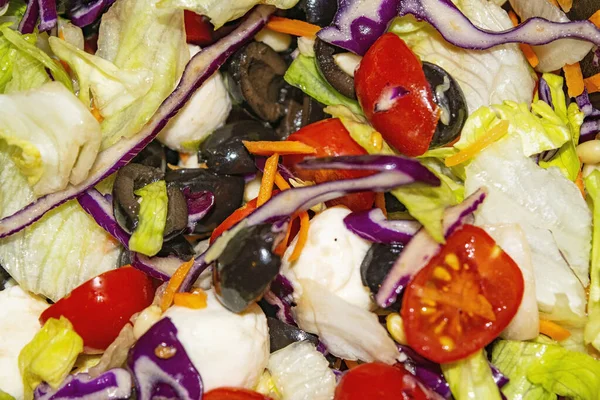 野菜サラダにモッツァレラ 密接な表面の質感 — ストック写真