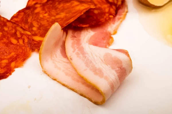Salsicha Fatiada Bacon Fundo Branco Fechar — Fotografia de Stock