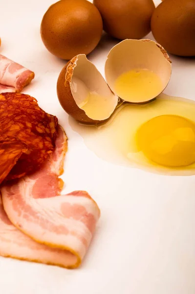 Telur Ayam Yang Patah Dan Telur Yang Berserakan Irisan Sosis — Stok Foto