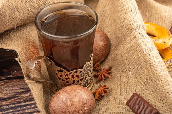 Ett Glas Vintage Cup Hållare Choklad Pepparkakor Och Choklad Bakgrund — Stockfoto