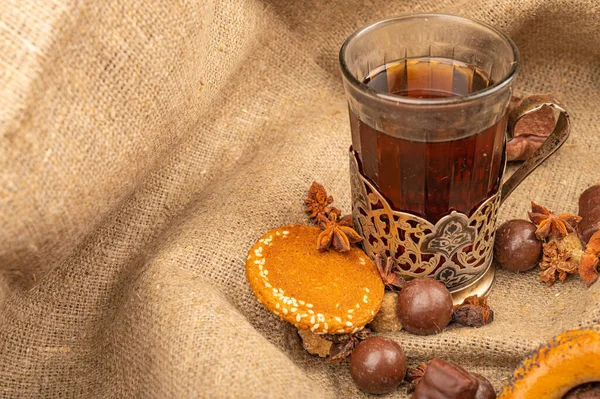 Ett Glas Vintage Cup Hållare Kakor Och Choklad Bakgrund Texturerat — Stockfoto
