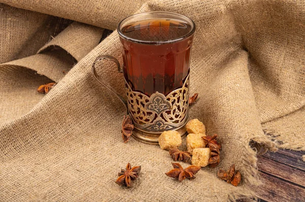 Ett Facetterat Glas Vintage Cup Hållare Brunt Rörsocker Och Choklad — Stockfoto
