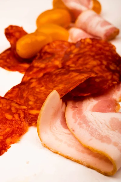 Bacon Fatiado Salsicha Tomates Fundo Branco Fechar — Fotografia de Stock