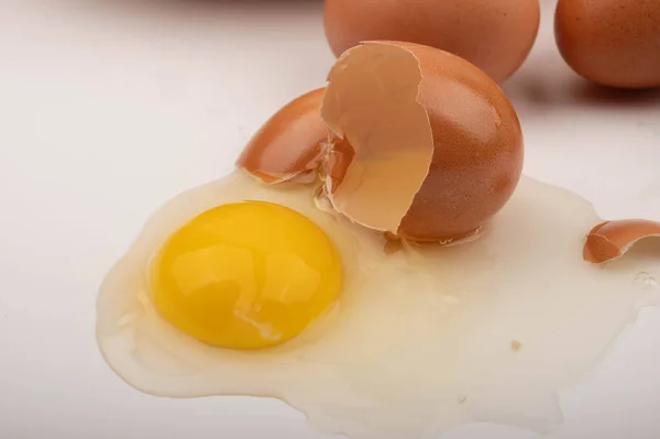 Uovo Pollo Rotto Uova Sparse Uno Sfondo Bianco Vicino — Foto Stock