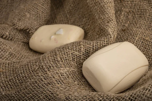 两片马桶肥皂在粗糙的面料的背景上 靠近点干净的手可以预防Covid 19感染 — 图库照片