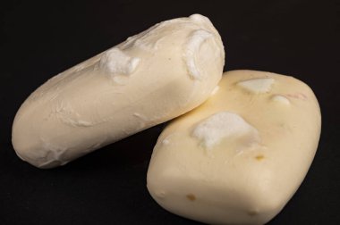 Siyah arka planda iki parça tuvalet sabunu. Kapatın. El yıkama COVID-19 enfeksiyonunu önler.