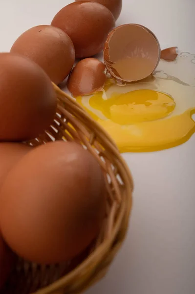 Uova Pollo Cesto Vimini Uovo Pollo Rotto Uova Sparse Uno — Foto Stock