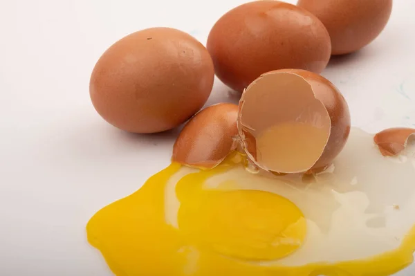 Разбитое Куриное Яйцо Разбросанные Яйца Белом Фоне Закрыть — стоковое фото