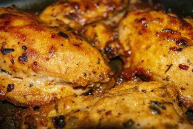 Baharatlı tavuk göğsü. Yüzey dokusu. Kapat.