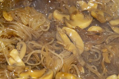 Mantar soslu ve mantarlı spagetti pişirdim. Kapat.