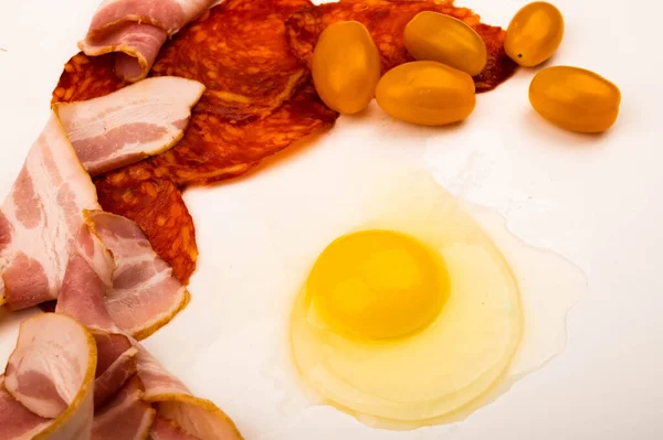 Œuf Poulet Cassé Sans Coquille Tranches Bacon Saucisse Tomates Sur — Photo