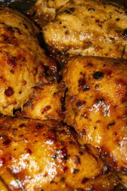 Baharatlı tavuk göğsü. Kapat.