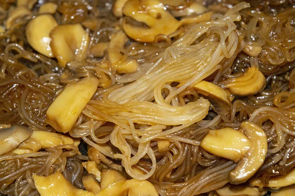 Spaghettis Cuits Dans Une Sauce Aux Champignons Avec Des Morceaux — Photo