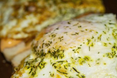 Kızarmış yumurtalı sandviç, dereotlu ve buğday ekmeğine sos. Kapat.