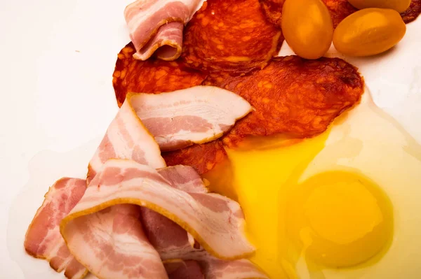 Tranches Saucisse Bacon Tomates Œuf Poulet Cassé Sans Coquille Sur — Photo