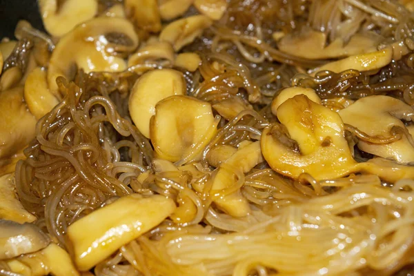 Spaghettis Cuits Dans Une Sauce Aux Champignons Avec Des Tranches — Photo