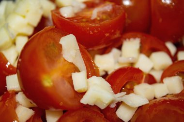 Sebze salatası dilimlenmiş domates ve soğan. Kapat.