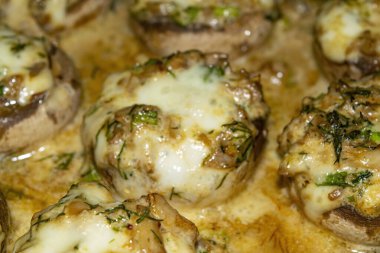 Fırında peynirli, yeşil soğanlı ve dereotlu mantar. Kapat.