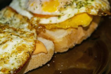 Kızarmış yumurtalı sandviç, dereotlu ve buğday ekmeğine sos. Kapat.