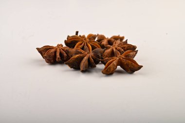 Beyaz arka planda birkaç yıldız anason olmuş. Kapat.