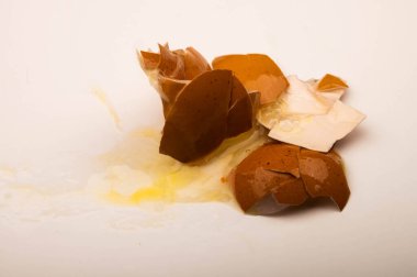 Beyaz arka planda kırılmış bir tavuk yumurtası. Kapat.