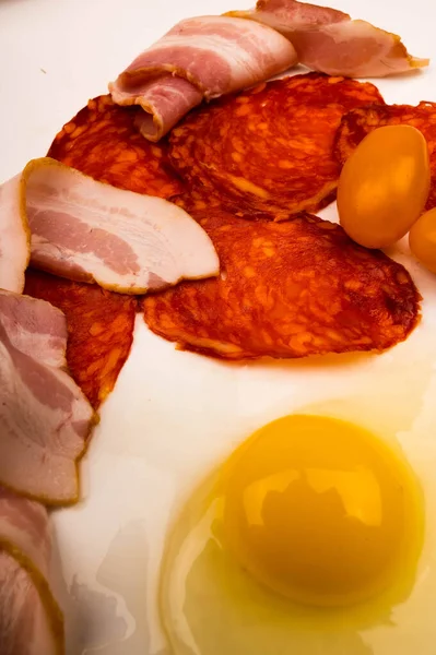 Ovo Galinha Quebrado Sem Casca Fatias Salsicha Bacon Tomates Fundo — Fotografia de Stock