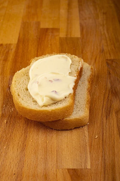 Sandwich Mit Geschmolzenem Käse Auf Einem Holzschneidebrett Nahaufnahme — Stockfoto
