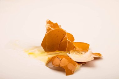 Beyaz arka planda kırılmış bir tavuk yumurtası. Kapat.