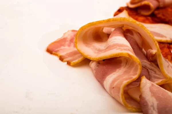 Fatias Salsicha Bacon Fundo Branco Fechar — Fotografia de Stock