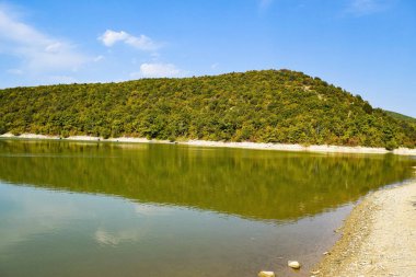 Sukko Gölü, Krasnodar bölgesi, Rusya. Dağlarda olağanüstü güzel bir göl.