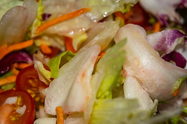 Gemüsesalat in Scheiben geschnittene Tomaten, Zwiebeln, Salat, Karotten und Rüben. Aus nächster Nähe. Gesunde Ernährung und Fitness. — Stockfoto