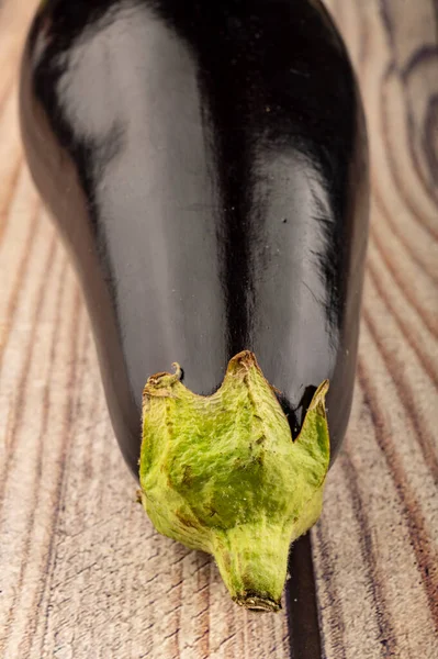 Stor mogen aubergine på en träbakgrund. Närbild. — Stockfoto