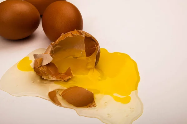 Huevo Gallina Roto Huevos Esparcidos Sobre Fondo Blanco Cerca — Foto de Stock