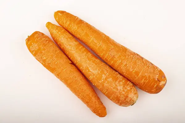 Несколько Спелых Морковок Белом Фоне Закрыть — стоковое фото