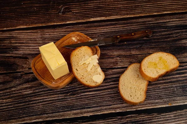 Frischer Weizentoast Mit Butter Und Einem Stück Butter Einer Hölzernen — Stockfoto