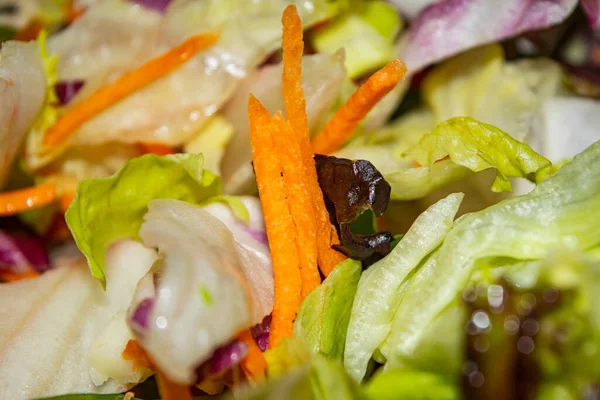 Ensalada Verduras Rodajas Tomates Cebollas Lechuga Zanahorias Remolachas Cerca Alimentación —  Fotos de Stock