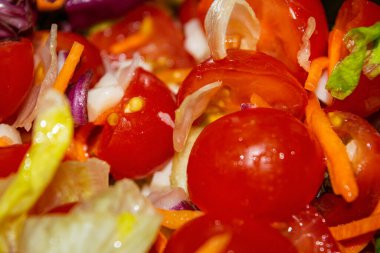 Sebze salatası dilimlenmiş domates, soğan, marul, havuç ve pancar. Kapatın. Sağlıklı besin ve sağlık diyeti