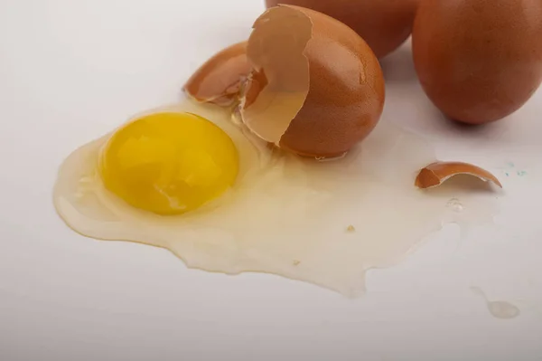 Huevo Gallina Roto Huevos Esparcidos Sobre Fondo Blanco Cerca — Foto de Stock