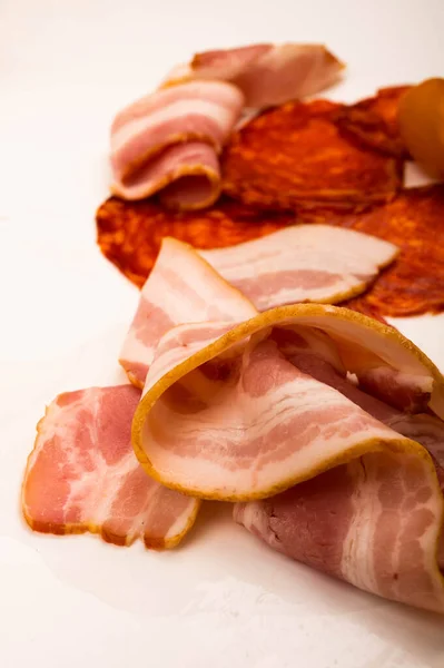 Fette Salsiccia Pancetta Fondo Bianco Vicino — Foto Stock