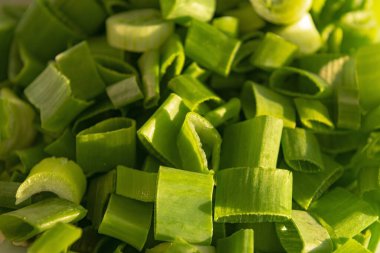 Dilimlenmiş yeşil soğan, yüzeyin dokusu. Kapatın. Arkaplan resmi