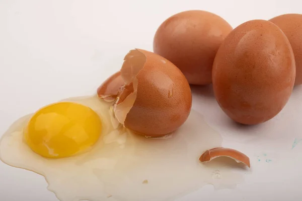 Uovo Pollo Rotto Uova Sparse Uno Sfondo Bianco Vicino — Foto Stock