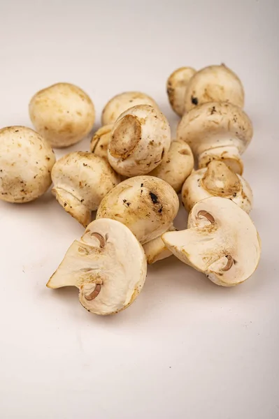 Metades Cogumelos Jovens Redução Cogumelos Jovens Espalhados Contexto Branco Fechar — Fotografia de Stock
