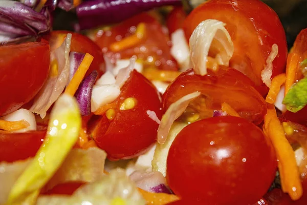 Insalata Verdure Pomodori Fette Cipolle Lattuga Carote Barbabietole Chiudete Alimentazione — Foto Stock